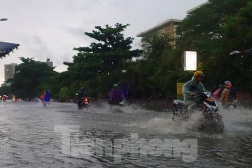 Hầm chui Tân Tạo thất thủ, người dân TPHCM 'khóc' trong cơn mưa