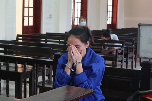 Thiếu phụ giấu ma túy trong nội y, ra tòa ôm mặt khóc