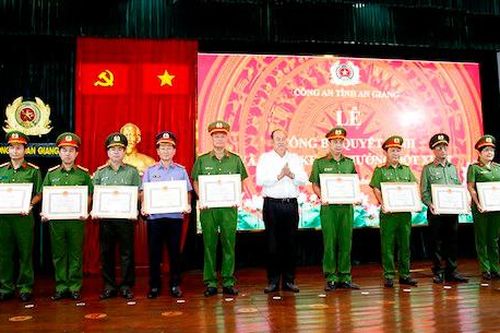 Khen thưởng các tập thể, cá nhân phá nhanh vụ án tại khu vực biên giới