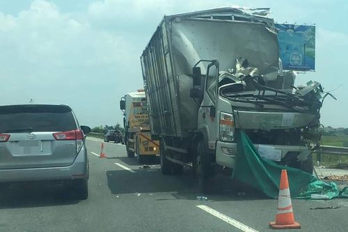 Ô tô tải đâm vào hộ lan cao tốc Nội Bài - Lào Cai, tài xế tử vong