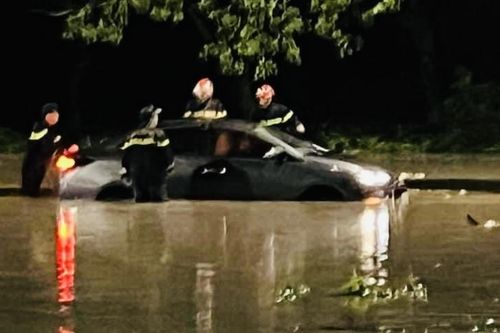 Cứu hộ 2 ô tô 'bơi' trong biển nước sau mưa lớn ở Đồng Nai