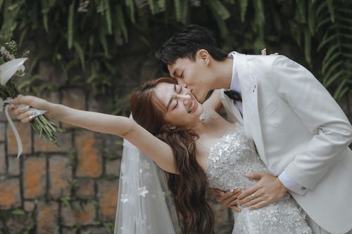 Phương Lan hôn bạn trai kém tuổi, hé lộ dàn sao dự đám cưới