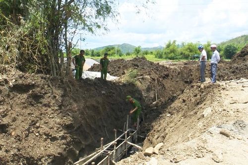 Khám nghiệm hiện trường vụ tai nạn lao động ở Phú Yên khiến một người tử vong