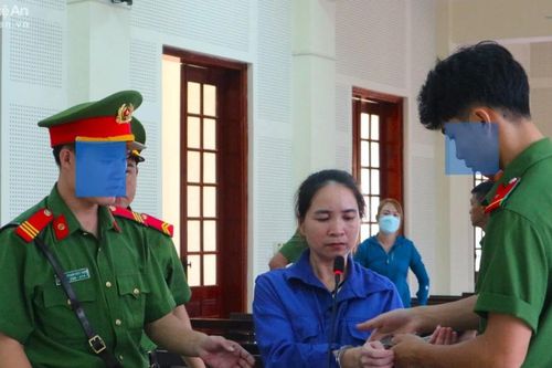 Người phụ nữ giấu ma túy trong nội y đi giao cho khách
