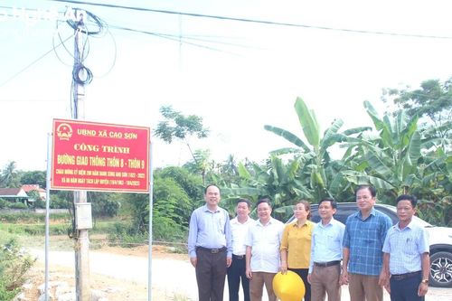 Đẩy mạnh phong trào làm đường giao thông ở huyện Anh Sơn