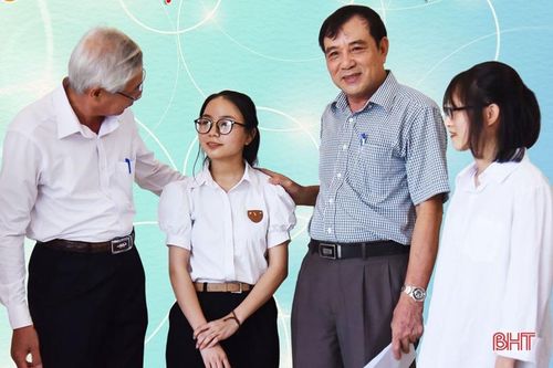 Trao thưởng học sinh đặc biệt xuất sắc, đạt điểm cao xét tuyển đại học