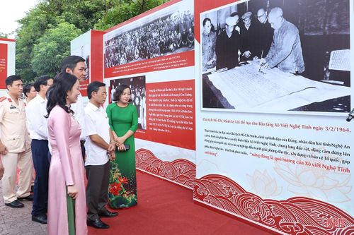 Lãnh đạo tỉnh Hà Tĩnh dự trưng bày chuyên đề 'Nghệ Tĩnh đỏ trong trái tim Người'