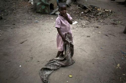CHDC Congo: Hai bé gái song sinh 1 tuổi bị đeo đai thuốc nổ trên người