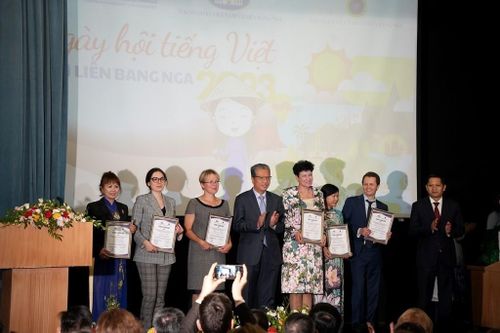 Vinh danh và thúc đẩy hoạt động học tập tiếng Việt tại 'xứ sở Bạch Dương'
