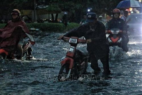 Mưa lớn, nhiều tuyến đường TP Hồ Chí Minh ngập sâu