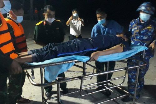Cấp cứu kịp thời cho 2 ngư dân Quảng Ngãi, Tiền Giang bị nạn trên biển