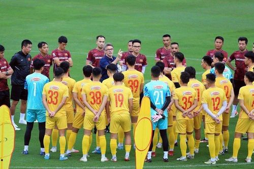 HLV Troussier loại trung vệ Bùi Tiến Dũng trước trận gặp Palestine