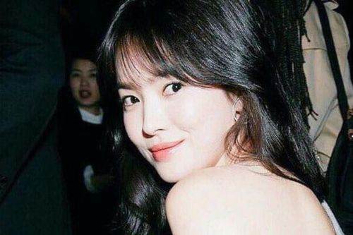 Động thái khôn ngoan của Song Hye Kyo trong ngày 'kẻ thù' gặp rắc rối