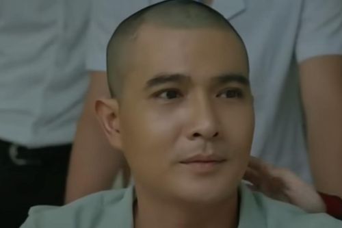 Gia Đình Mình Vui Bất Thình Lình: Thành gây xúc động khi hôn chúc may mắn Công