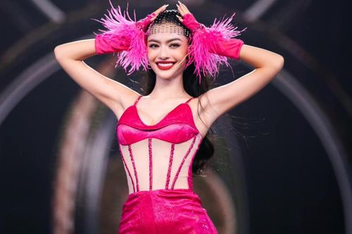 Diện váy ngắn đi hát, LONA Kiều Loan khoe điểm 'đắt giá' khiến ai cũng trầm trồ