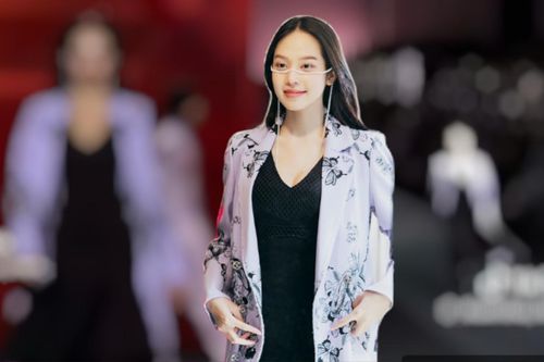 Lần đầu Thanh Thủy 'xuất ngoại', thể hiện thần thái trên sàn runway ra sao?