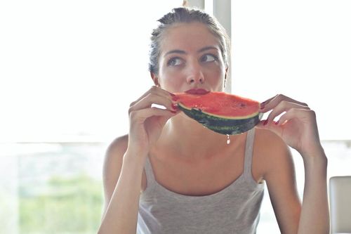 Mách nàng công thức làm đẹp từ đầu đến chân với trái cây mùa hè