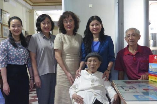 TƯ Hội LHPN Việt Nam thăm, tặng quà nữ cán bộ lão thành cách mạng và trẻ em ở Khánh Hòa