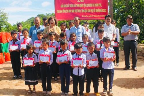 Gia Lai: Khởi công xây dựng nhà tình nghĩa, tặng quà cho phụ nữ nghèo và học sinh vượt khó