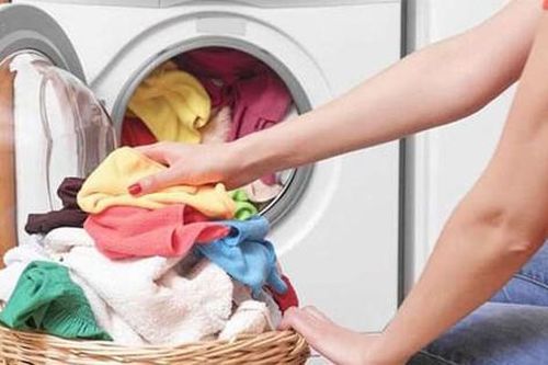 Quần áo của trẻ sơ sinh có nên giặt chung với người lớn không?