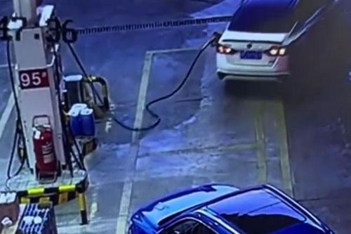Ô tô kéo đổ cột bơm xăng khiến lửa bùng cháy dữ dội
