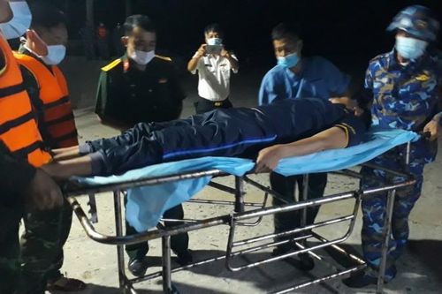 Bệnh xá Đảo Song Tử Tây và Sơn Ca cấp cứu ngư dân gặp nạn trên biển