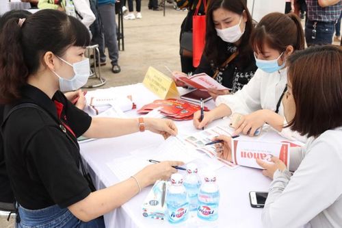 Hỗ trợ lao động mất việc, không chỉ cần trợ cấp tiền