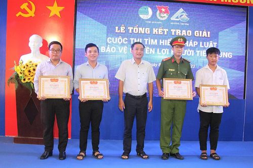 Trao giải 2 Cuộc thi tìm hiểu pháp luật về bảo vệ quyền lợi người tiêu dùng và sáng tác video clip tuyên truyền tiết kiệm điện