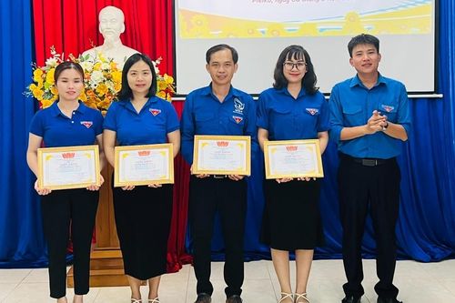 Pleiku: Tặng giấy khen 147 tập thể, cá nhân có thành tích xuất sắc trong công tác Đoàn-Hội trường học