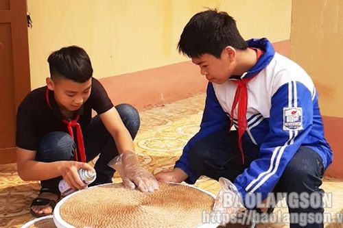 Học sinh THCS xã Xuân Long: Tạo bộ bàn ghế thông minh từ vật liệu tái chế