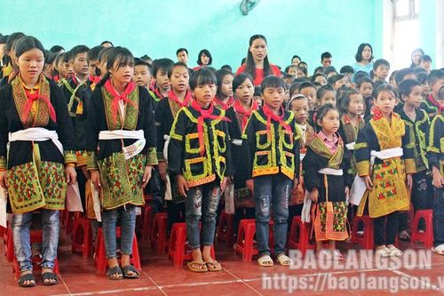 Tiếp sức cho học sinh vùng khó