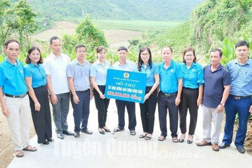 Đồng lòng làm đường giao thông nông thôn