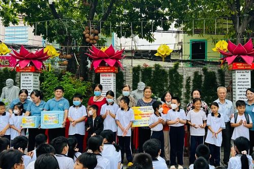 'Tiếp sức gieo con chữ - xây đoàn kết, gặt yêu thương' tại lớp học tình thương chùa Liên Hoa (Q.8)