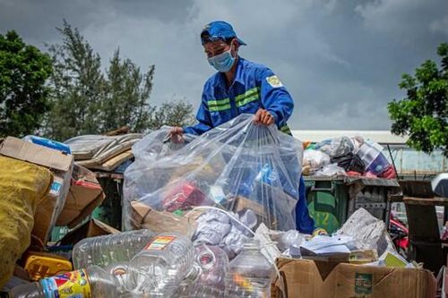 Mỗi năm huyện Cần Giờ có thêm 15.000 tấn rác thải nhựa chờ xử lý