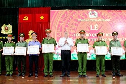 Khen thưởng thành tích xuất sắc trong điều tra, truy xét nhanh nhóm đối tượng bắt cóc, tống tiền