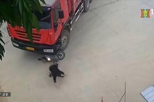 Người đàn ông bò ra khỏi gầm xe tải thoát chết
