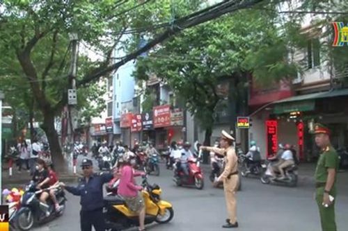 Đảm bảo an ninh nơi cổng trường