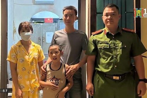 Trao trả cháu bé đi lạc về với gia đình