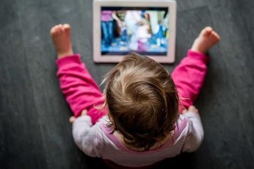 Trẻ em dùng điện thoại sớm dễ chậm nói