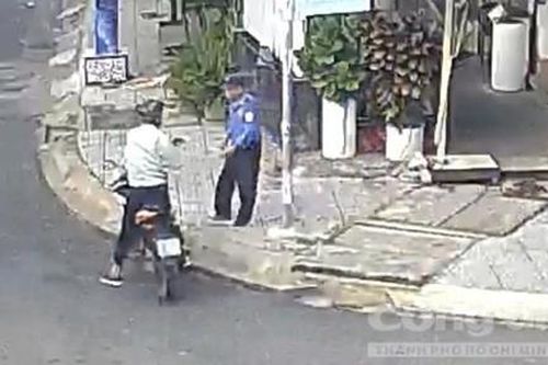Hai thanh niên dàn cảnh hỏi đường, lừa bảo vệ để trộm xe máy
