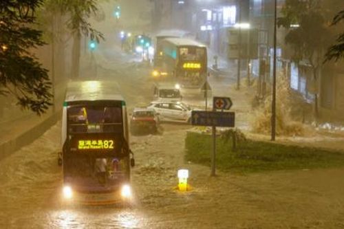 Lượng mưa kỷ lục trong gần 150 năm qua khiến Hồng Kông tê liệt vì lũ quét