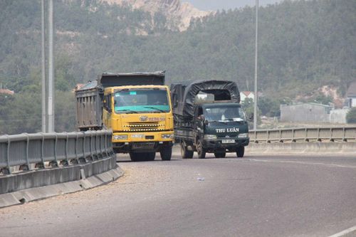 Có được vượt xe khác khi đang đi trên cầu?