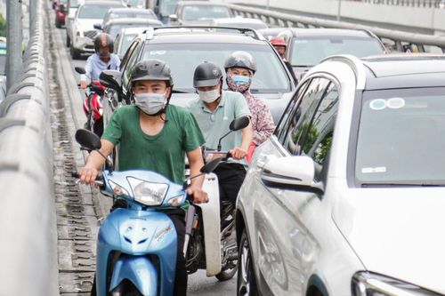 Xe máy cố tình lao lên vành đai 2 trên cao ở Hà Nội, cướp đường ô tô
