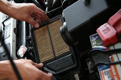 Cách vệ sinh và thay lọc gió xe ô tô