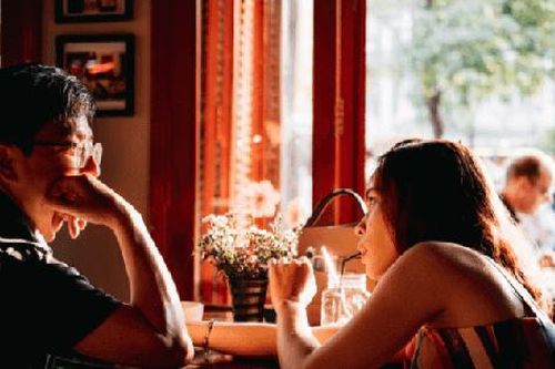 Nghẹn lời khi bạn trai mới quen nhắn tin số tài khoản đòi góp tiền trả hóa đơn ăn uống, hành động sau đó của cô gái khiến anh ta ê chề