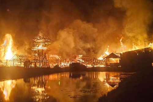 Hỏa hoạn kinh hoàng thiêu rụi Chợ nổi Pattaya, nhiều người liều mình nhảy xuống sông thoát thân