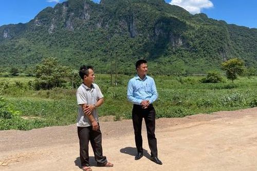 Đồng bào Bru-Vân Kiều hiến đất mở đường