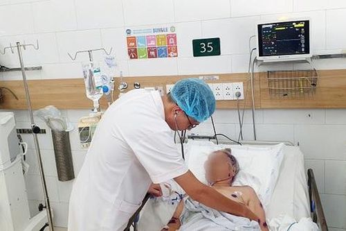 Nhiều ca cấp cứu vì ong đốt hàng trăm nốt, bác sĩ chỉ cách xử lý đúng