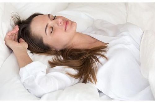 5 cách ngăn ngừa nếp nhăn khi ngủ