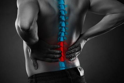 4 dấu hiệu của viêm cột sống dính khớp và cách điều trị